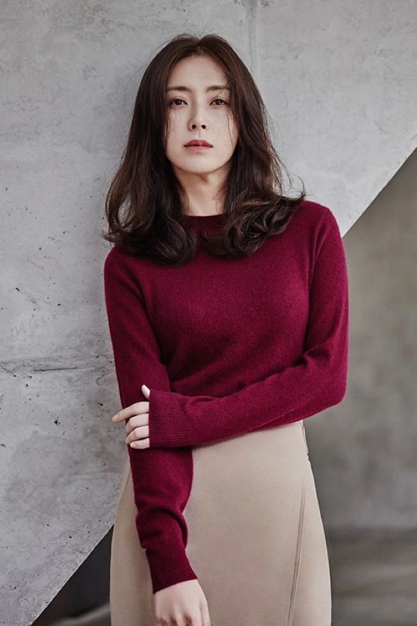 Song Yoon Ah trẻ đẹp không ngờ ở độ tuổi U50